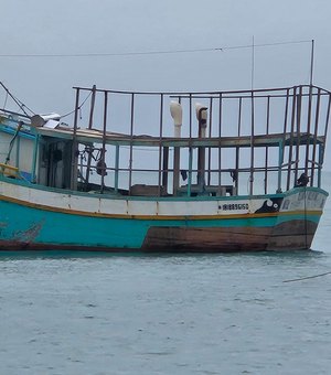Marinha mantém guarda e estuda retirada de hélice de navio localizada no mar de Maragogi