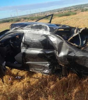 Capotamento deixa motorista ferido na Avenida Rotary, em Palmeira dos Índios