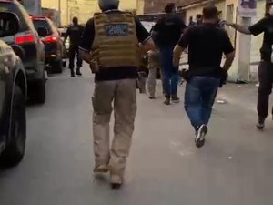 [Vídeo] Polícia prende um dos principais integrantes de facção que autua na parte baixa de Maceió