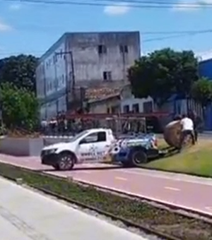 [Vídeo] Carro de empresa estacionado em trecho da Ciclovia do Trabalhador causa indignação em Arapiraca