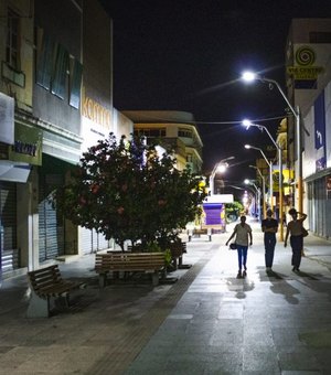 Prefeitura reforça iluminação de praças e calçadão do Centro