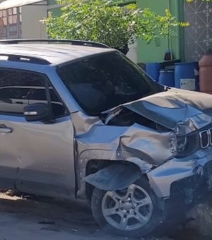 Acidente envolvendo uma moto e dois carros deixa dois feridos em Arapiraca