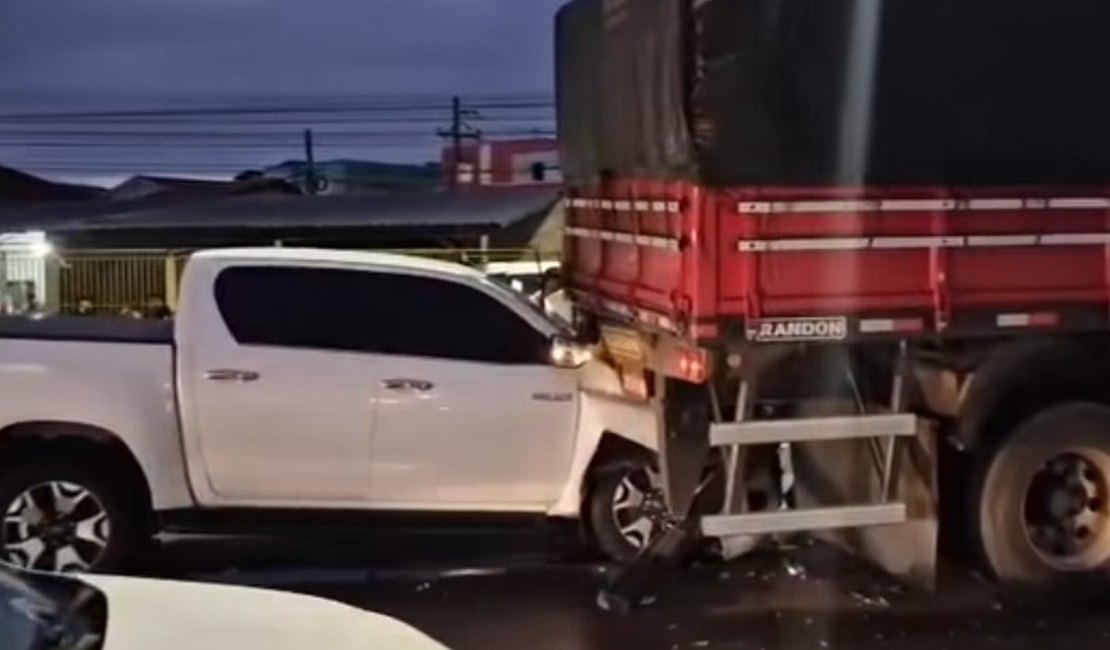 Colisão entre Hilux e carreta é registrada na rodovia AL-220, em Arapiraca