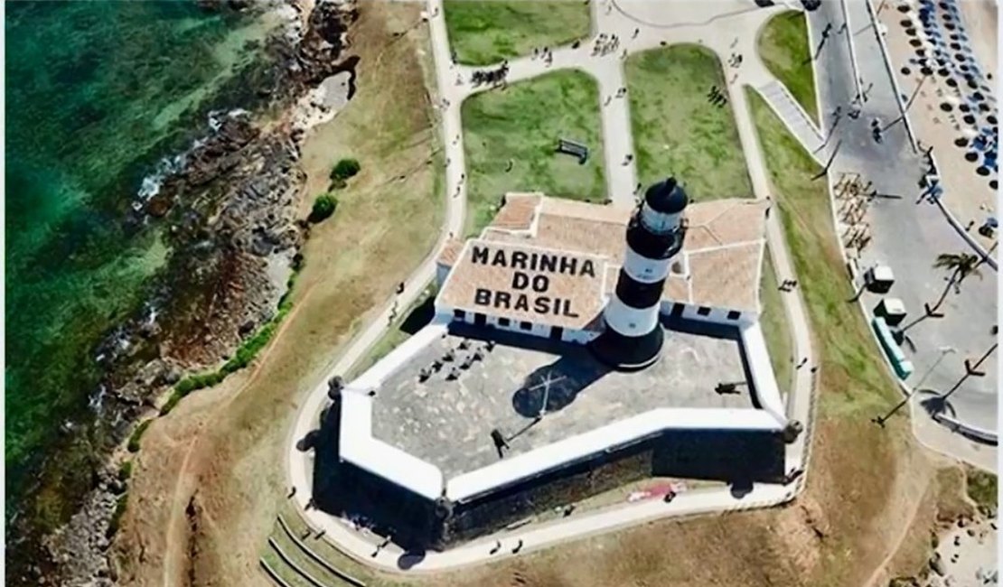 Iphan notifica Marinha após pintura irregular em telhado no Farol da Barra