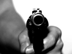 Três pessoas são presas por porte ilegal de arma de fogo na capital 