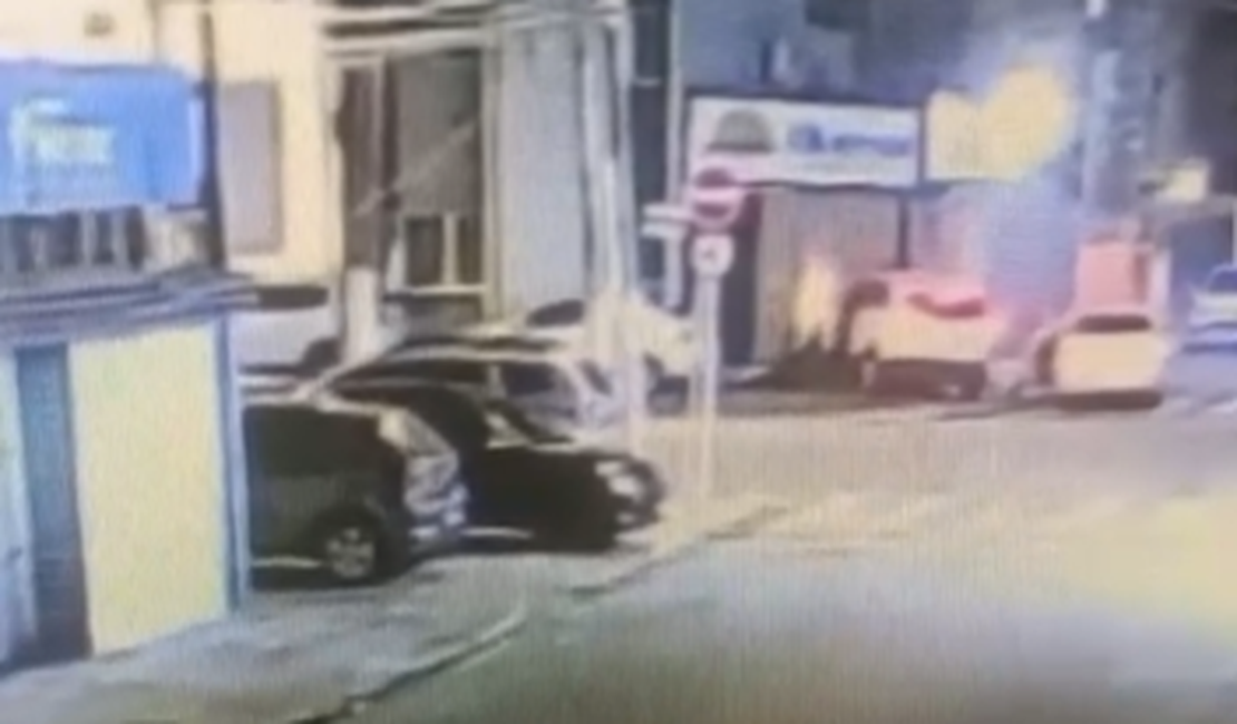 Carro invade fachada de hotel após batida em cruzamento na Jatiúca