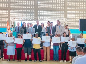 Prefeitura de Maragogi entrega quase 100 títulos de propriedade a famílias do município