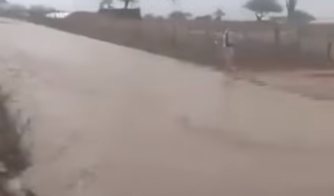 [Vídeo ] Após forte temporal em Canapi,  sangradouro de barragem transborda
