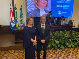 [Vídeo] Ministra do STJ Marluce Caldas recebe título de cidadã honorária de Maceió