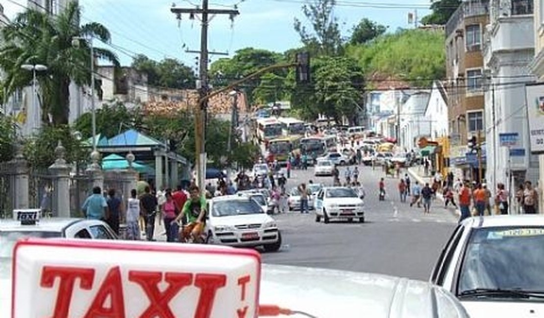 Taxista é feito refém e tem carro roubado, em Craíbas