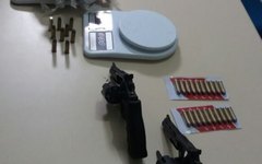 Drogas, balança de precisão, armas e munição foram encontradas com o suspeito