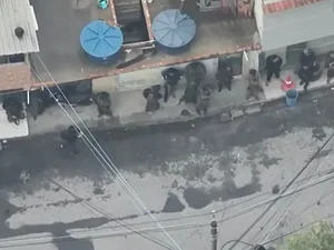Imagens de drone mostram bandidos se preparando para confronto no rio