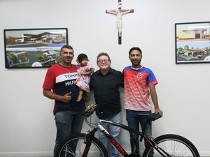 Atleta arapiraquense ganha bicicleta para buscar novos títulos pelo Brasil