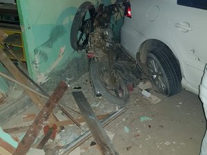 Veículo sai da pista, colide em moto e atinge duas casas em Maragogi