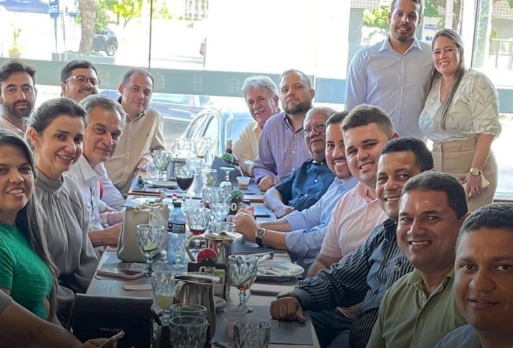 Separação dos poderes? Prefeita escolhe presidente da Câmara e comemora costura em almoço com vereadores