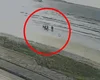 [Video] Câmeras de segurança flagram momento em que corpo surge no mar da Praia do Sobral