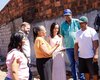 Prefeita Tia Júlia visita obra de reconstrução de casa destruída por incêndio e emociona morador