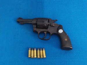 Para dispistar polícia, criminosos jogam revólver em matagal e telhado de casa