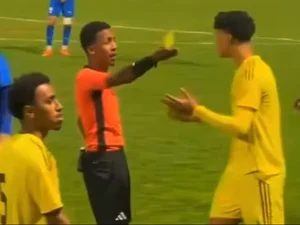 Filho de Cristiano Ronaldo gera confusão em campo e recebe cartão