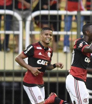 Flamengo vence e garante vaga na final da Taça Guanabara; Botafogo demite técnico 