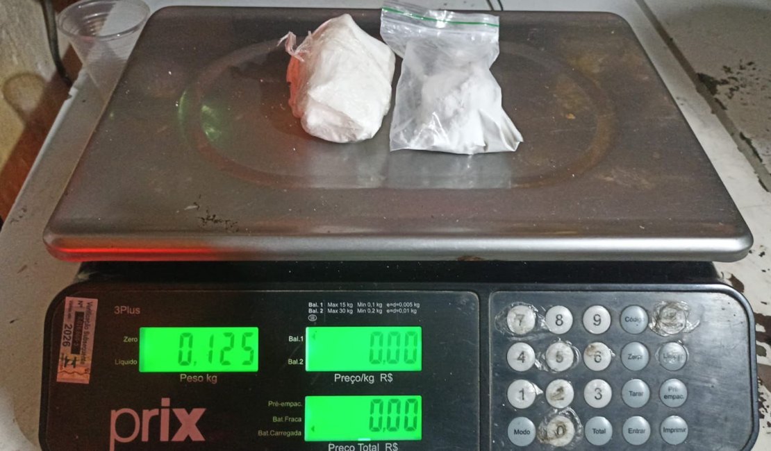 Mulher é flagrada com drogas durante abordagem em van na Mata Grande