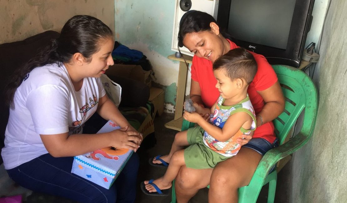 Mais de 800 famílias de Arapiraca são assistidas pelo programa Criança Feliz