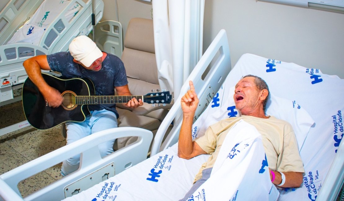 Música desperta memórias em paciente com suspeita de Alzheimer no Hospital da Cidade