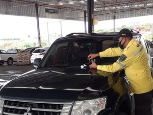 Motoristas são flagrados estacionando em vagas prioritárias em Maceió