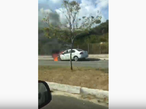 [Vídeo] Motoristas flagram veículo incendiando na Avenida Pierre Chalita