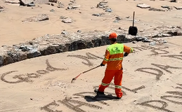 Gari viraliza ao fazer mensagens e desenhos na areia da Ponta Verde, em Maceió