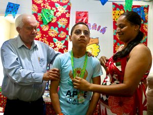 APAE Maragogi entrega cordões de girassóis para crianças com deficiências