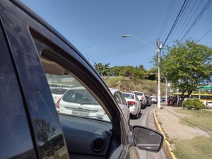 Problema em semáforo causa engarrafamento na avenida Leste-Oeste