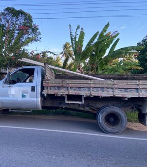 Viatura do Corpo de Bombeiros é atingida por tubos de PVC na AL-101 Norte