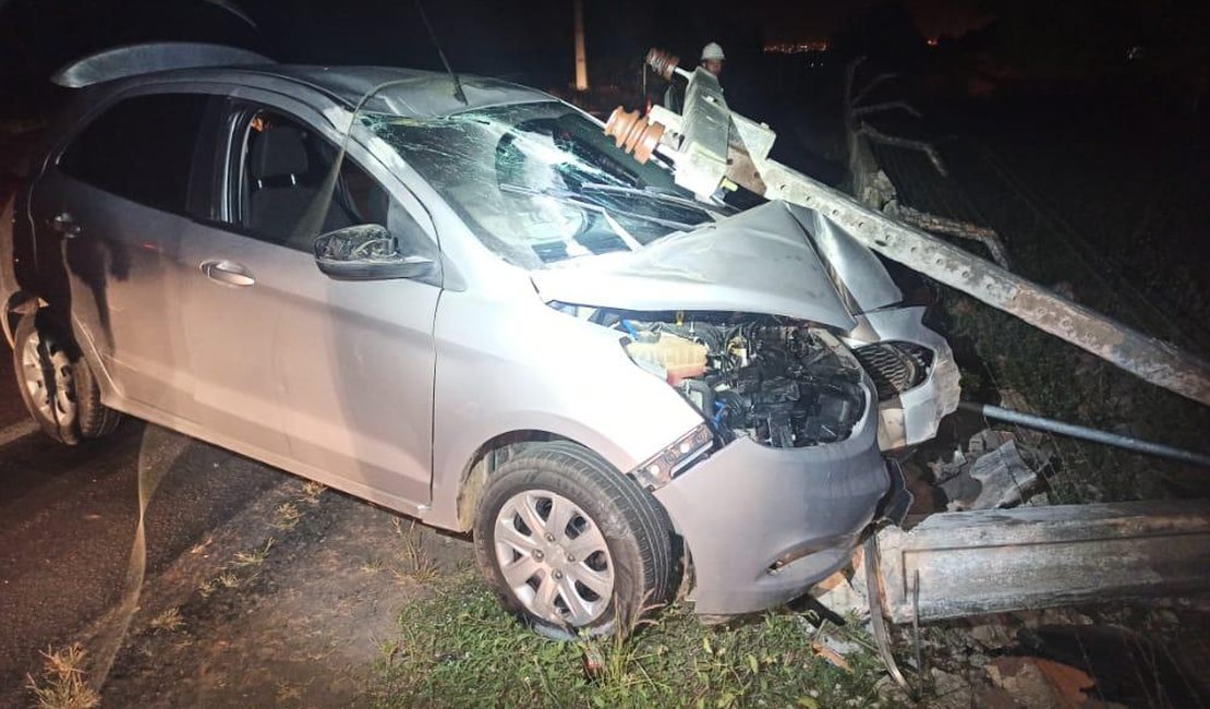 Motorista perde controle da direção e colide em poste de energia elétrica em Arapiraca