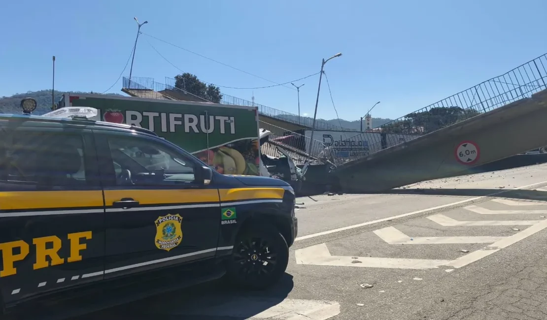 Passarela desaba após ser atingida por caminhão e dois morrem em SP