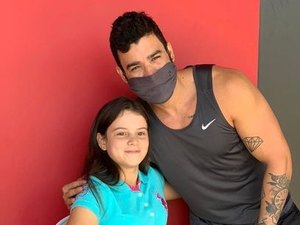 Gusttavo Lima canta com fã mirim e ela se emociona: 'Sonho realizado'