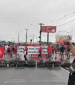 Manifestantes fecham a Av. Menino Marcelo e pedem agilidade na vacinação