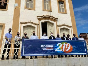 Anadia celebra 219 anos com hasteamento de bandeiras e transmissão de missa em ação de graças