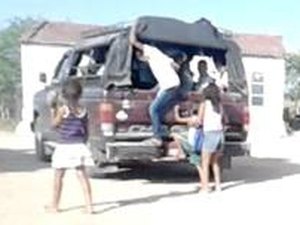 Estudantes são transportados em 'paus de arara' no Sertão