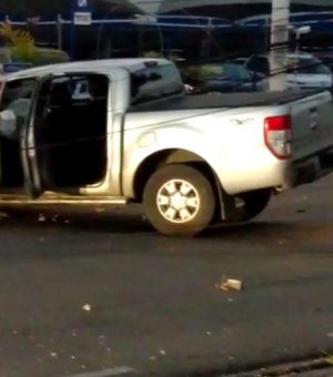 [Vídeo] Carro colide violentamente com poste e destrói estrutura