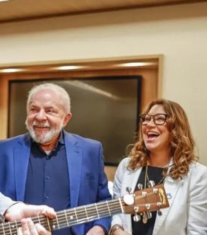 Lula encontra Chris Martin, ganha violão e convida Coldplay para show na COP