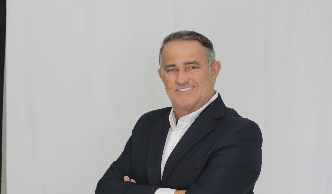 Prefeito Júnior Menezes sanciona projeto do vereador Ricardo Praxedes que leva futmesa para escolas municipais