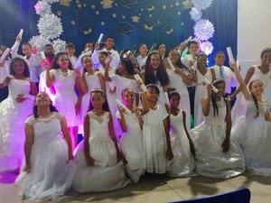 Pais, professores e coordenadores organizam formatura para alunos no Jacintinho