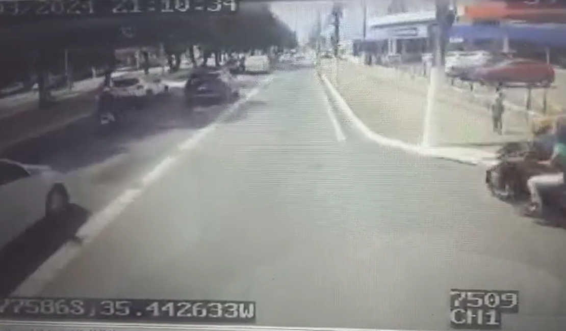 Tragédia. Vídeo gravado pela câmera do ônibus mostra momento em que bancária morre atropelada após colisão