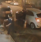[Vídeo] Assaltantes roubam carro de mulher com criança na porta de prédio