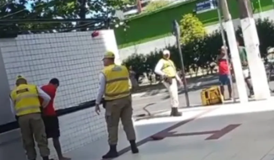 Ciclista é detido após discussão com agentes do Ronda no Bairro, na Ponta Verde