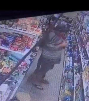 Câmera flagra casal furtando desodorantes em mercadinho de Arapiraca