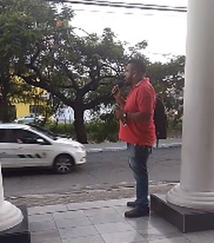[Vídeo] Professores de Rio Largo realizam ato em frente ao MPE