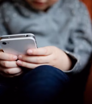 Brasil também terá regras sobre uso de redes sociais por crianças e adolescentes; veja o que muda e quando