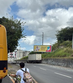[Vídeo] Caminhão colide com poste e deixa trecho da Avenida Leste-Oeste com trânsito lento